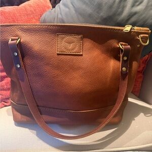 Coastal hillbilly worn saddle shoulder carry tote with zipper EUC 17’x11’